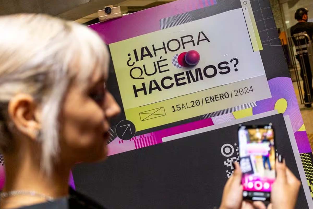 Imagen del Congreso Futuro de una persona con un celular. En el fondo una imagen dice "ahora que hacemos?"